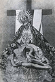 La Virgen de las Angustias en una fotografía anterior a 1925, con la imagen del Cristo que en la actualidad preside la Casa de Hermandad (Foto: Anónimo)