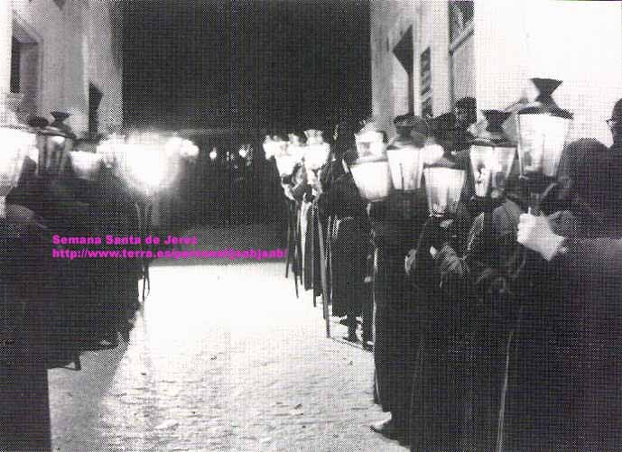 Las hermanas de Jesús camino de la Alameda Vieja con sus faroles