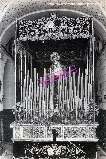El paso de Nuestra Señora de la Piedad. El paso se sustenta con unos varales que estuvieron procesionando hasta 1948 (Foto: Manuel Pereiras)