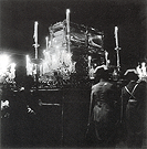 Con armas a la funerala, la Guardia Civil, de gala, escolta al Santo Entierro en una procesión de los años 50. (Foto: Manuel Pereiras)