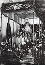 Paso de la Virgen de la Piedad con 10 varales. Obsérvese la forma de colocar el manto sobre la cabeza de la imagen y el sencillo adorno floral de la época. (Foto: Anónimo)