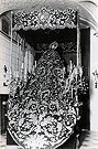 El paso de la Virgen de la Piedad con los antiguos candelabros de cola y varales, dispuesto para una de sus salidas de los años 50 (Foto: Manuel Pereiras)
