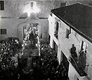 Año 1957. El paso de misterio de la Hermandad de "la Borriquita" entrando en el Colegio de San José