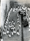 La Hermandad de la Entrada Triunfal organizandose a principios de los 50 en el patio del Colegio de San José