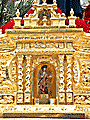 Capilla-Hornacina con la  imagen de un Apostol en los laterales del Paso de la Entrada Triunfal en Jerusalén