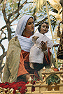 Mujer presentando al niño (Paso de Misterio de Cristo Rey en su Entrada Triunfal en Jerusalén)