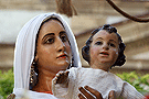 Mujer presentando al niño (Paso de Misterio de Cristo Rey en su Entrada Triunfal en Jerusalén)