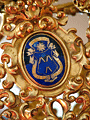 Detalle del escudo de esmalte del Instituto de La Salle en la corona de Nuestra Señora de la Estrella