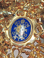Detalle del escudo de esmalte del Papa S.S.Pablo IV (reinante cuando se bendijo la corona) en la corona de Nuestra Señora de la Estrella