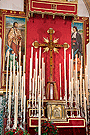 Cruz de Guía de la Hermandad en el fondo del Altar del Besapiés de Cristo Rey 2011