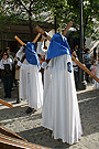 Penitentes con cruces de la Hermandad de Cristo Rey en su Triunfal Entrada en Jerusalén