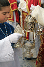 Acólito recargando un incensario del Cuerpo de Acólitos del Paso de Palio de Nuestra Señora de la Estrella