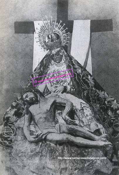 La Virgen de las Angustias en una fotografía anterior a 1925, con la imagen del Cristo que en la actualidad preside la Casa de Hermandad. (Foto: Anónimo)