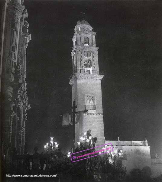 Ante la Colegiata se ve a la Virgen de las Angustias en su paso gótico, a principios de los 60 (Foto: Eduardo Pereiras)