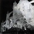 Nuestra Señora de las Angustias delante de la fachada principal de la Colegial. La foto es anterior a 1969... pues estamos viendo la canastilla del paso de estilo gótico (Foto: Eduardo Pereiras)