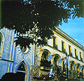Principios de los 70. El Paso de Nuestra Señora de las Angustias, aún sin terminar de dorar, delante del Convento de las Siervas de María