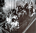 Jueves Santo del aqo 1956. La Hermandad de la Cena dentro de la Colegial pasando por delante del Monumento al Stmo.Sacramento. Esta fue la primera imagen del Seqor de la Cena, cuyo autor fue el jerezano Francisco Pinto. El paso no se conserva