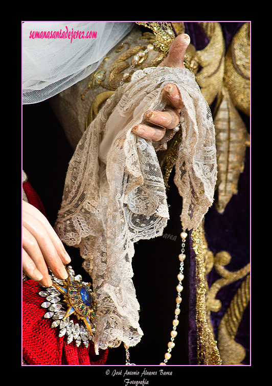 Pañuelo en la mano izquierda de Santa María de la Paz