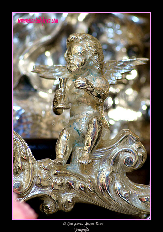 Detalle del angelito con un caliz en la mano del llamador del Paso de Palio de Santa María de la Paz