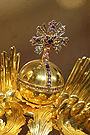 Cruz que remata la corona de Santa María de la Paz
