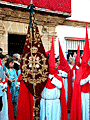 Nazareno que porta el Estandarte de la Hermandad de la Cena