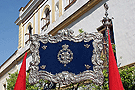 Banderín conmemorativo del XXV aniversario de la reorganización de la Hermandad de la Sagrada Cena (reverso)