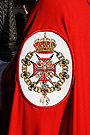 Escudo en la capa de los nazarenos de la Hermandad de la Sagrada Cena