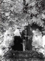 Nuestro Padre Jesús de las Misericordias por la calle Porvera bajo un techo de jacarandas. Los faroles han sido sustituidos por candelabros y se le han incorporado nuevas figuras (Foto: Diego Romero).