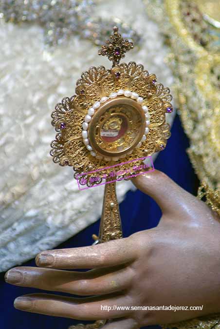 Relicario en la mano izquierda de María Santísima de la Candelaria