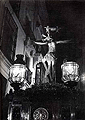Año 1960. El Cristo de la Viga por el Angostillo de San Dionisio con los cuatro faroles de hierro y cristal