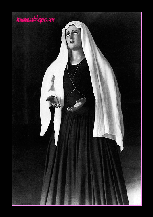 Foto de la imagen de Nuestra Señora del Amor y Sacrificio del día 4 de abril de 1941, Viernes de Dolores, a su llegada a Jerez (Foto: Manuel Pereiras)