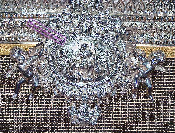 Detalle de una cartela de los respiraderos del paso de palio de Mar&iacute;a Sant&iacute;sima de la O 