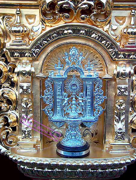 Relicario de San Juan Bosco en los respiraderos del Paso de Misterio del Santísimo Cristo del Amor 