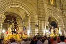 Los pasos de la Hermandades del Cristo del Amor y del Cristo de la Clemencia refugiados en la Catedral de la lluvia el Martes Santo de 2013