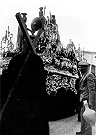 Año 1970. Trasera del paso del Señor de las Penas, el nazareno con su cruz a cuestas y el "aguaó" (Foto: Diego Romero)