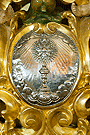 Medallón del frontal de la canastilla del Paso de Misterio de Nuestro Padre y Señor de las Penas