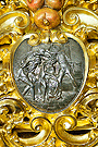 Medallón del lateral derecho de la canastilla del Paso de Misterio de Nuestro Padre y Señor de las Penas