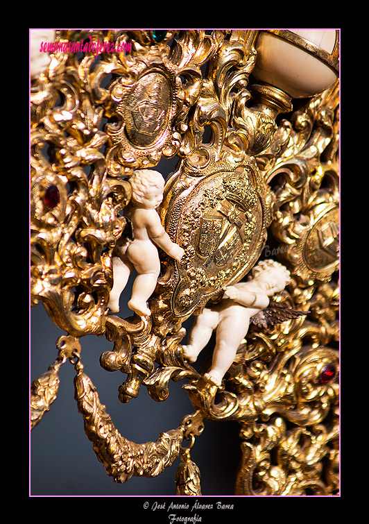 Angelitos y escudo en la ráfaga de la corona de salida de María Santísima de los Dolores
