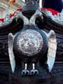 Aguila bic&eacute;fala de la esquina de la canastilla del Paso de Nuestro Padre Jes&uacute;s de la Salud en sus Tres Ca&iacute;das