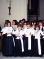 Escolan&iacute;a cantando el Miserere de Eslava en lat&iacute;n delante del paso del Se&ntilde;or de la Hermandad de las Tres Ca&iacute;das
