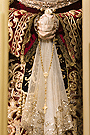 María Santísima de los Dolores mostró sus manos entrelazadas y un pañuelo donado en este año 2013 por una promesa de un hermano