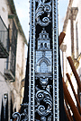 Detalle del cincelado de la portada principal de la Iglesia de San Lucas en la Cruz de Guía de la Hermandad de las Tres Caídas