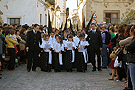 Escolanía cantando el Miserere de Eslava en latín delante del paso del Señor de la Hermandad de las Tres Caídas