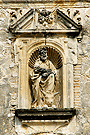 Imagen del Evangelista San Lucas en la fachada principal de la Iglesia del mismo nombre