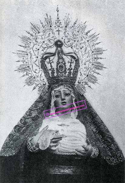 La antigua Virgen de la Amargura con la Corona de Salida y vestida para ser portada a su paso de Palio (Foto: Anónimo)