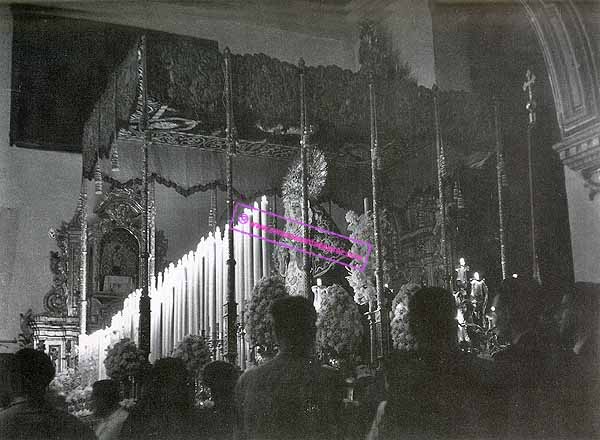 La Virgen de la Amargura en la década de los 50 con el palio primitivo, que actualmente se encuentra en Bollullos Par del Condado (Foto: Eduardo Pereiras)