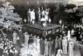 Principios de los a&ntilde;os 40. Rotonda de los Casinos. El paso es el antiguo - portado por fuera por cuadrilleros -. Los centuriones romanos del paso procesionan actualmente en el del Cristo del Amor.