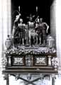 A&ntilde;o 1940. Primitivo Misterio de la Hermandad de la Flagelaci&oacute;n. &Eacute;ste estuvo compuesto por la imagen del Titular, dos sayones y dos romanos. Los sayones y los romanos fueron comprados en el a&ntilde;o 1929 en Sevilla a la Hermandad del Buen Fin. Antes hab&iacute;an formado parte del misterio de "La Bofet&aacute;", tambi&eacute;n de Sevilla, y fueron tallados como Ap&oacute;stoles a finales del XVIII o comienzos del XIX para el paso de la Cena de la Hermandad de la Vera-Cruz gaditana. En la actualidad, la pareja de soldados romanos procesiona en el paso del Cristo del Amor (Foto: Manuel Pereiras Pereiras)