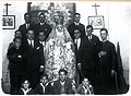 Primeros años de la década de los 30. La antigua Virgen de la Amargura (actual Virgen del Perpetuo Socorro) rodeada del grupo de hermanos fundadores. Entre éstos podemos reconocer a Arturo Fernández y Pepe Gómez (Foto: Anónimo)