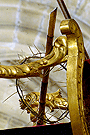 Caña y corona de espinas sobre el sillón del Líctor romano del Paso de Misterio de la Sagrada Flagelación de Nuestro Señor